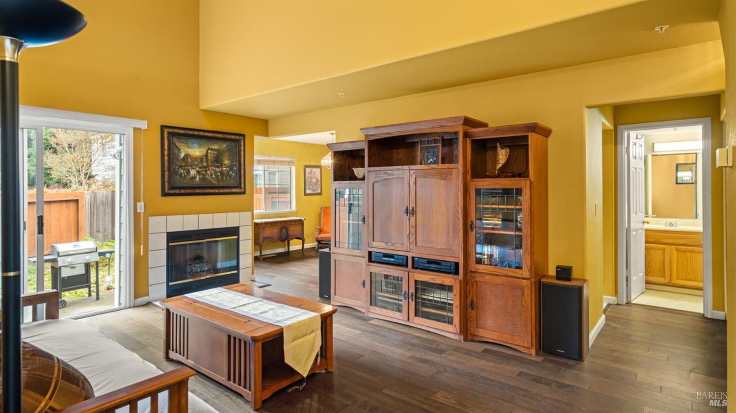 Detail Gallery Image 5 of 32 For 813 Chardonnay Cir, Petaluma,  CA 94954 - 3 Beds | 2/1 Baths