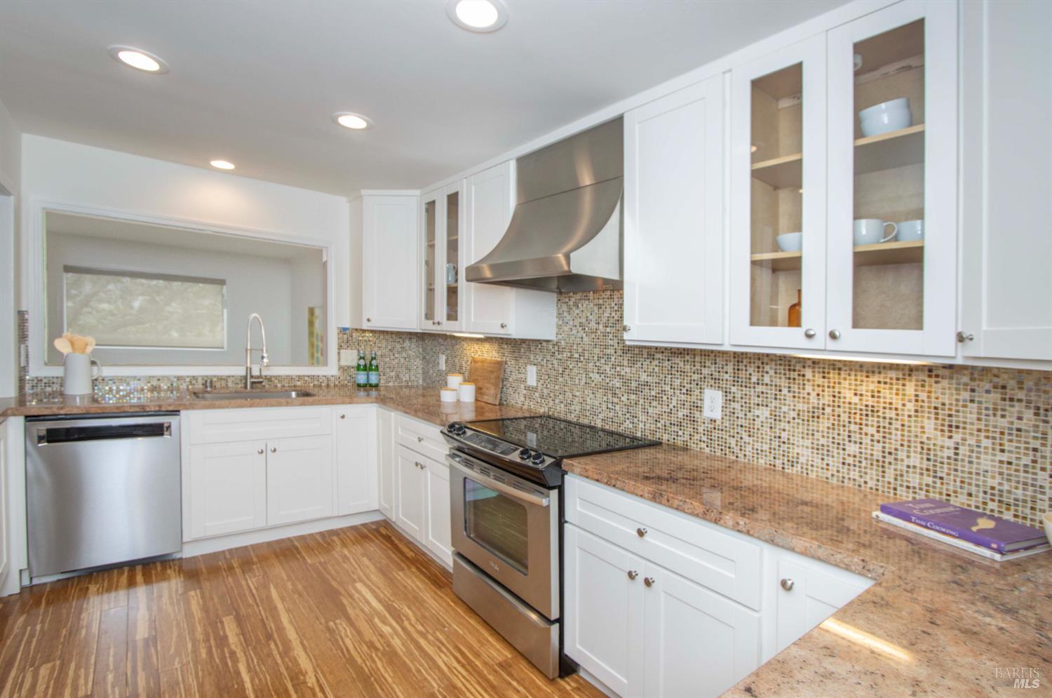 Detail Gallery Image 15 of 51 For 235 Knollwood Dr, San Rafael,  CA 94901 - 3 Beds | 2/1 Baths