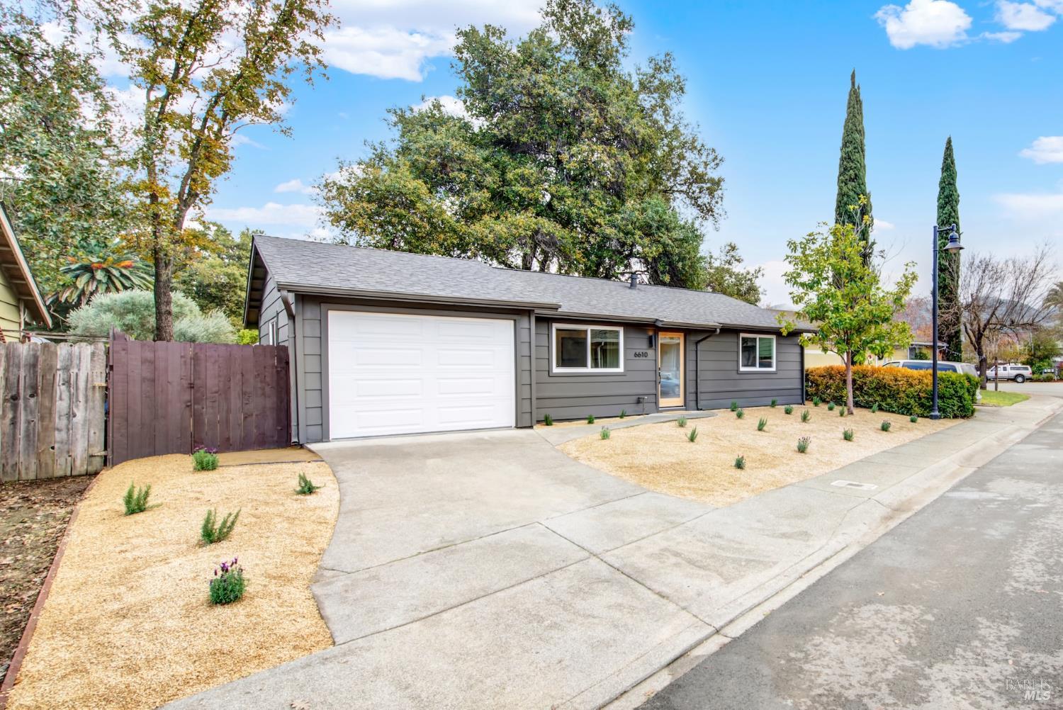 Detail Gallery Image 2 of 34 For 6610 Oak Leaf Ct, Yountville,  CA 94599 - 2 Beds | 1 Baths