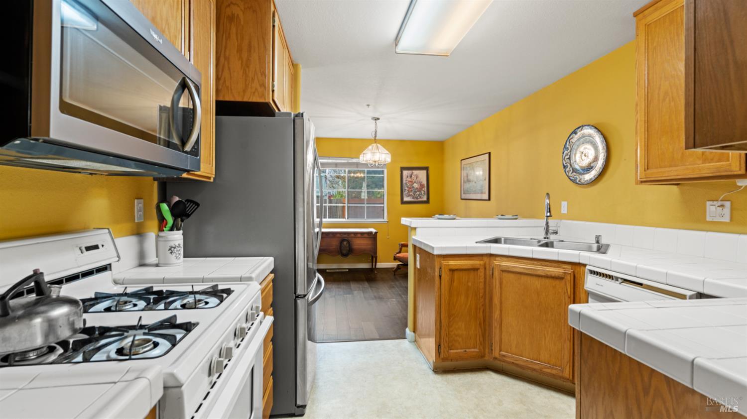 Detail Gallery Image 15 of 32 For 813 Chardonnay Cir, Petaluma,  CA 94954 - 3 Beds | 2/1 Baths