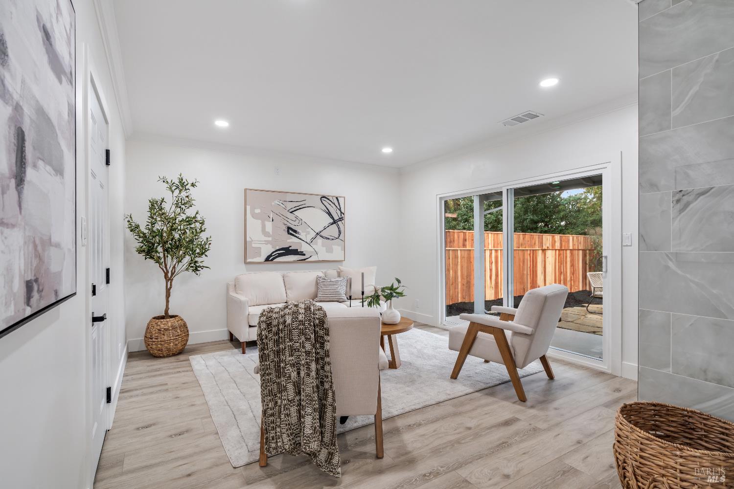 Detail Gallery Image 13 of 21 For 1415 Manhattan Way, Santa Rosa,  CA 95401 - 3 Beds | 2 Baths