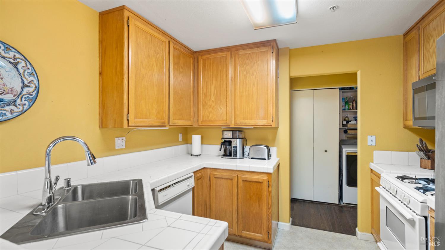 Detail Gallery Image 12 of 32 For 813 Chardonnay Cir, Petaluma,  CA 94954 - 3 Beds | 2/1 Baths