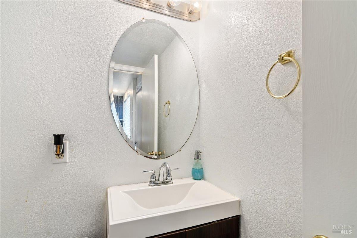 Detail Gallery Image 8 of 17 For 502 Daniels Ave, Vallejo,  CA 94590 - 4 Beds | 2/1 Baths