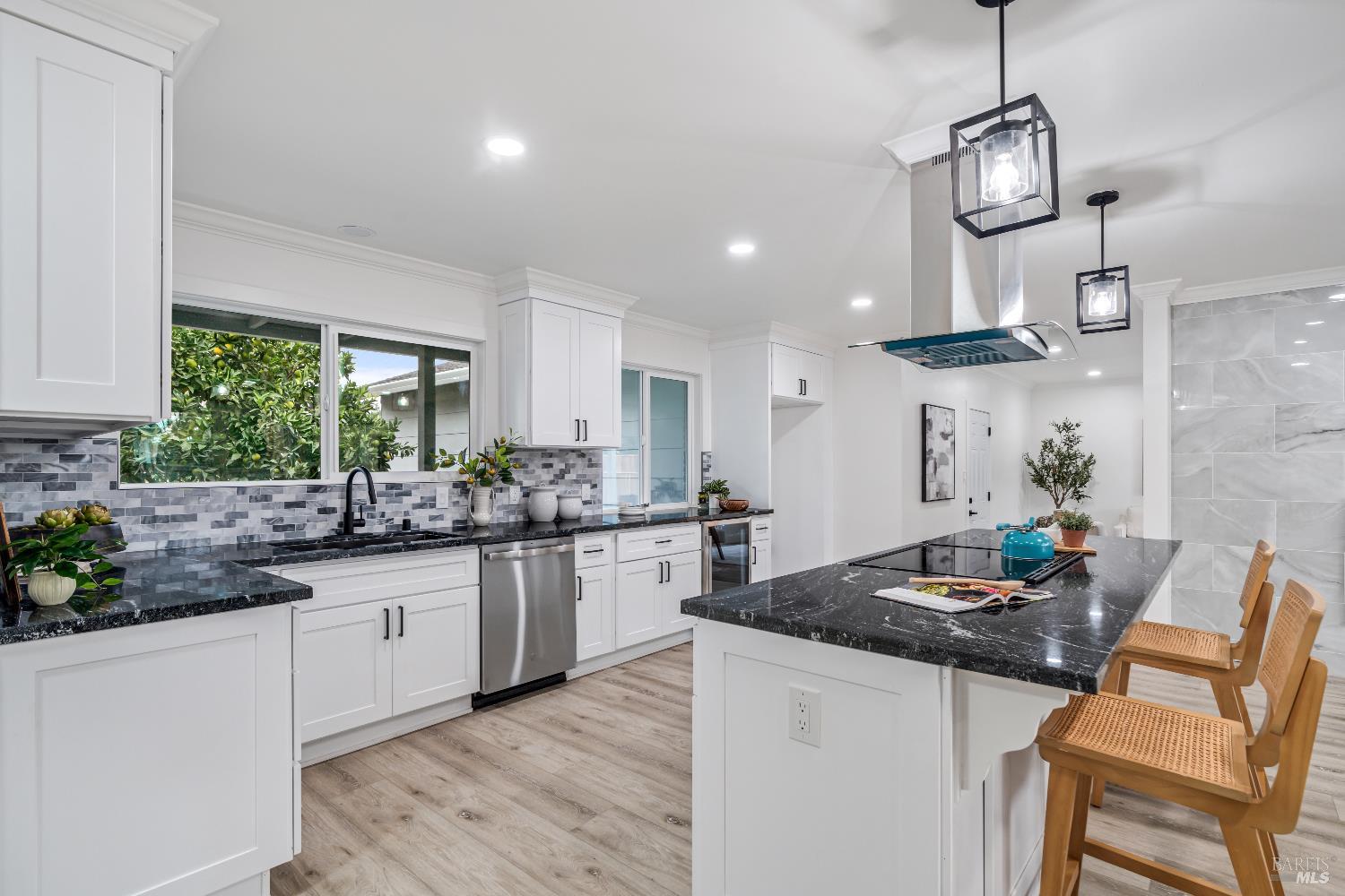 Detail Gallery Image 5 of 21 For 1415 Manhattan Way, Santa Rosa,  CA 95401 - 3 Beds | 2 Baths