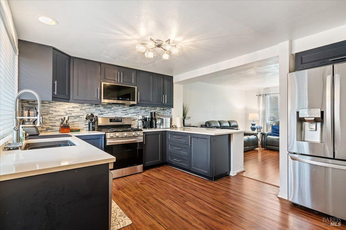 Detail Gallery Image 6 of 17 For 502 Daniels Ave, Vallejo,  CA 94590 - 4 Beds | 2/1 Baths