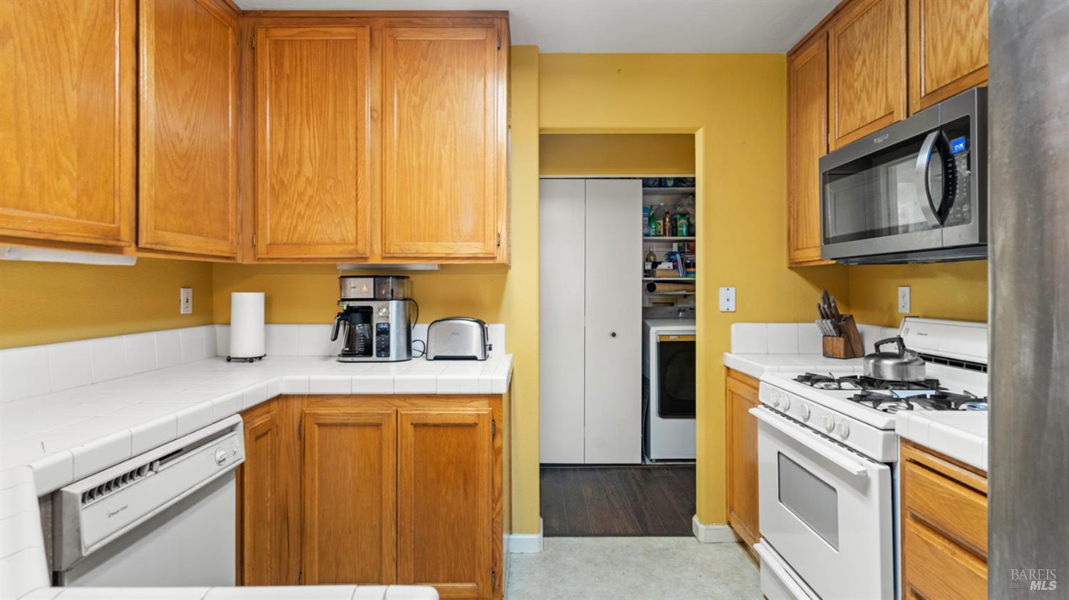 Detail Gallery Image 13 of 32 For 813 Chardonnay Cir, Petaluma,  CA 94954 - 3 Beds | 2/1 Baths