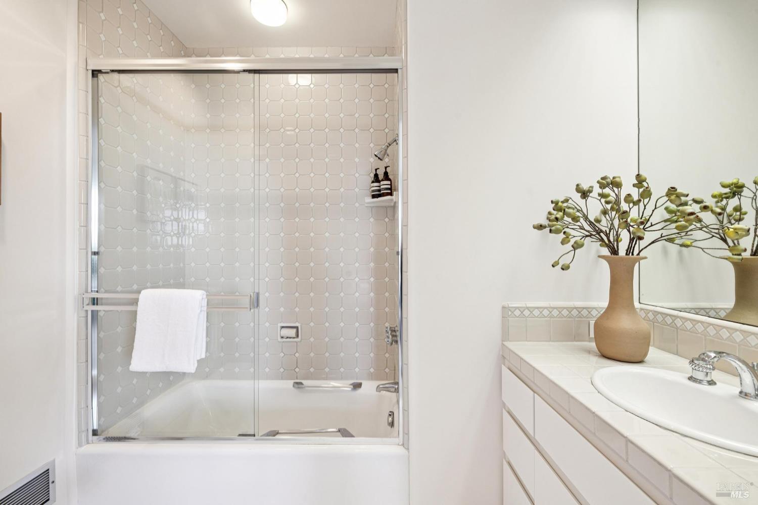 Detail Gallery Image 37 of 49 For 147 Gilmartin Dr, Tiburon,  CA 94920 - 4 Beds | 4/2 Baths