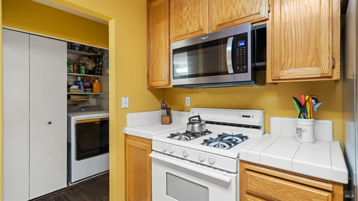 Detail Gallery Image 14 of 32 For 813 Chardonnay Cir, Petaluma,  CA 94954 - 3 Beds | 2/1 Baths
