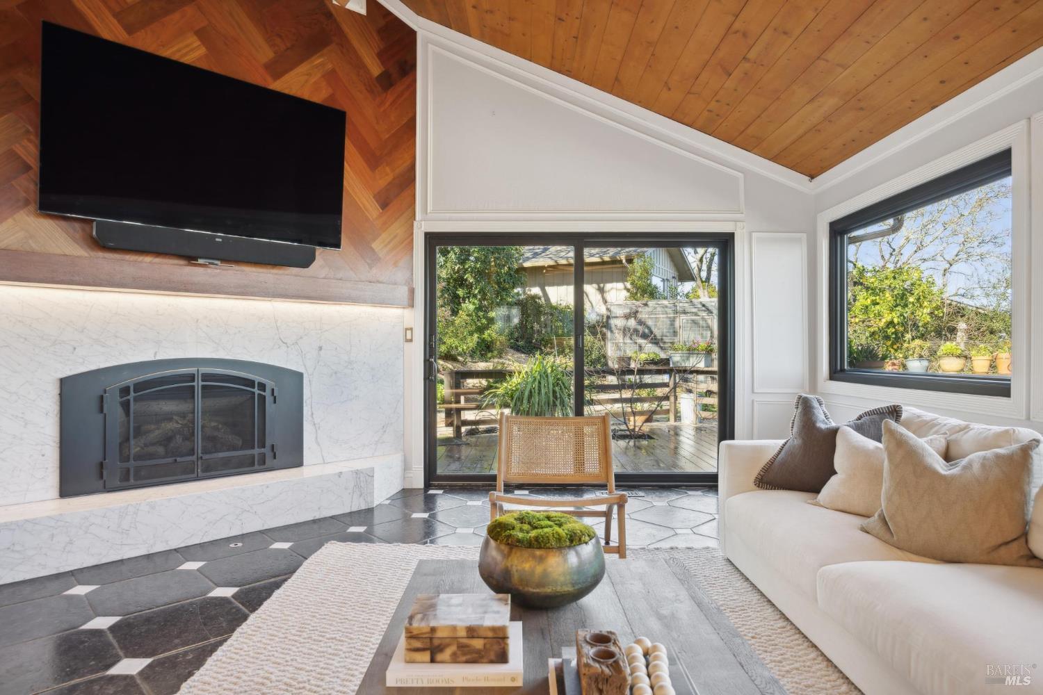 Detail Gallery Image 27 of 87 For 160 Crest Rd, Novato,  CA 94945 - 4 Beds | 3/2 Baths