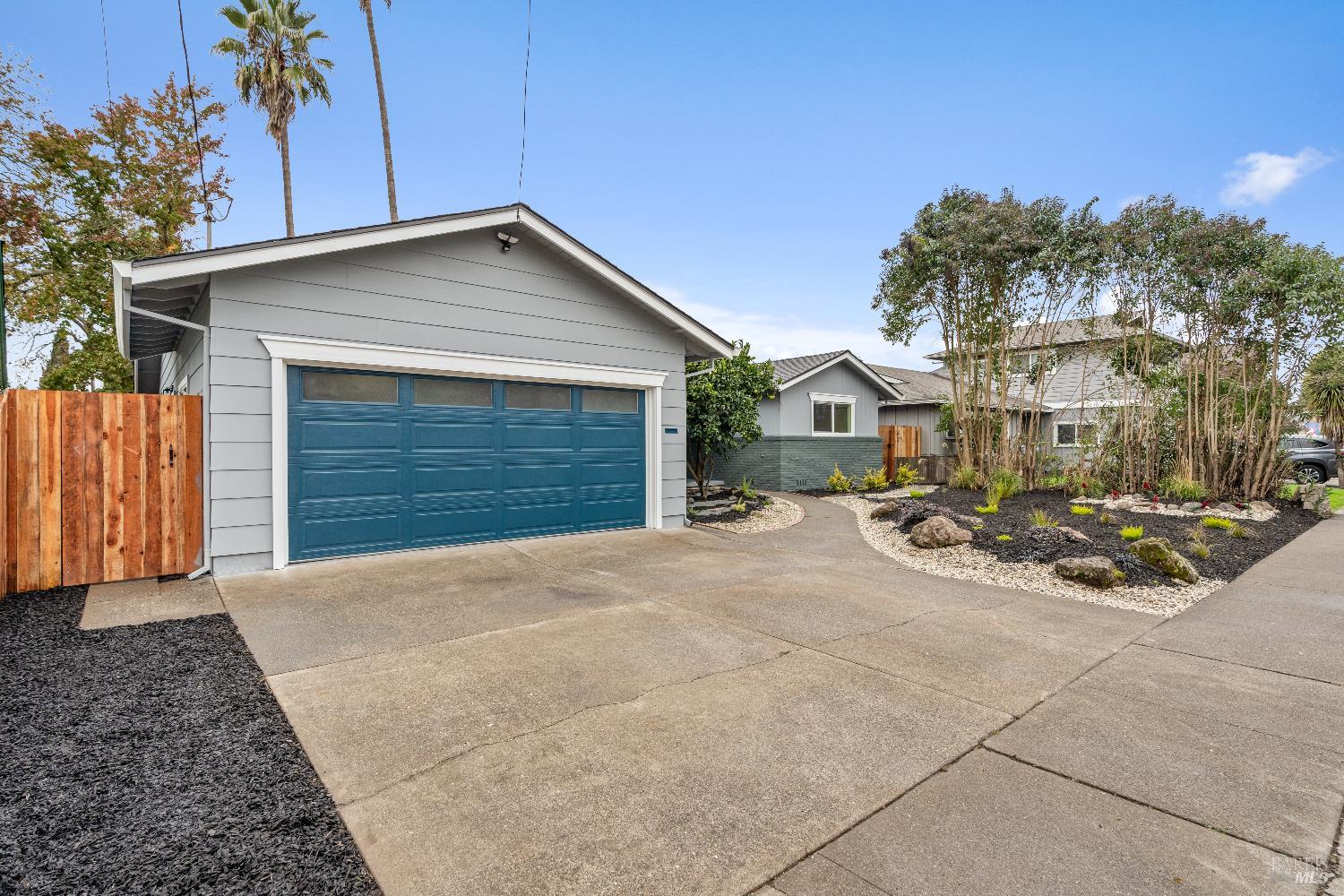 Detail Gallery Image 3 of 21 For 1415 Manhattan Way, Santa Rosa,  CA 95401 - 3 Beds | 2 Baths