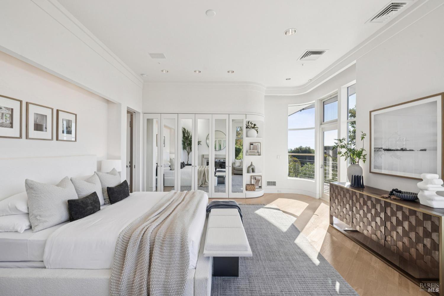 Detail Gallery Image 17 of 49 For 147 Gilmartin Dr, Tiburon,  CA 94920 - 4 Beds | 4/2 Baths