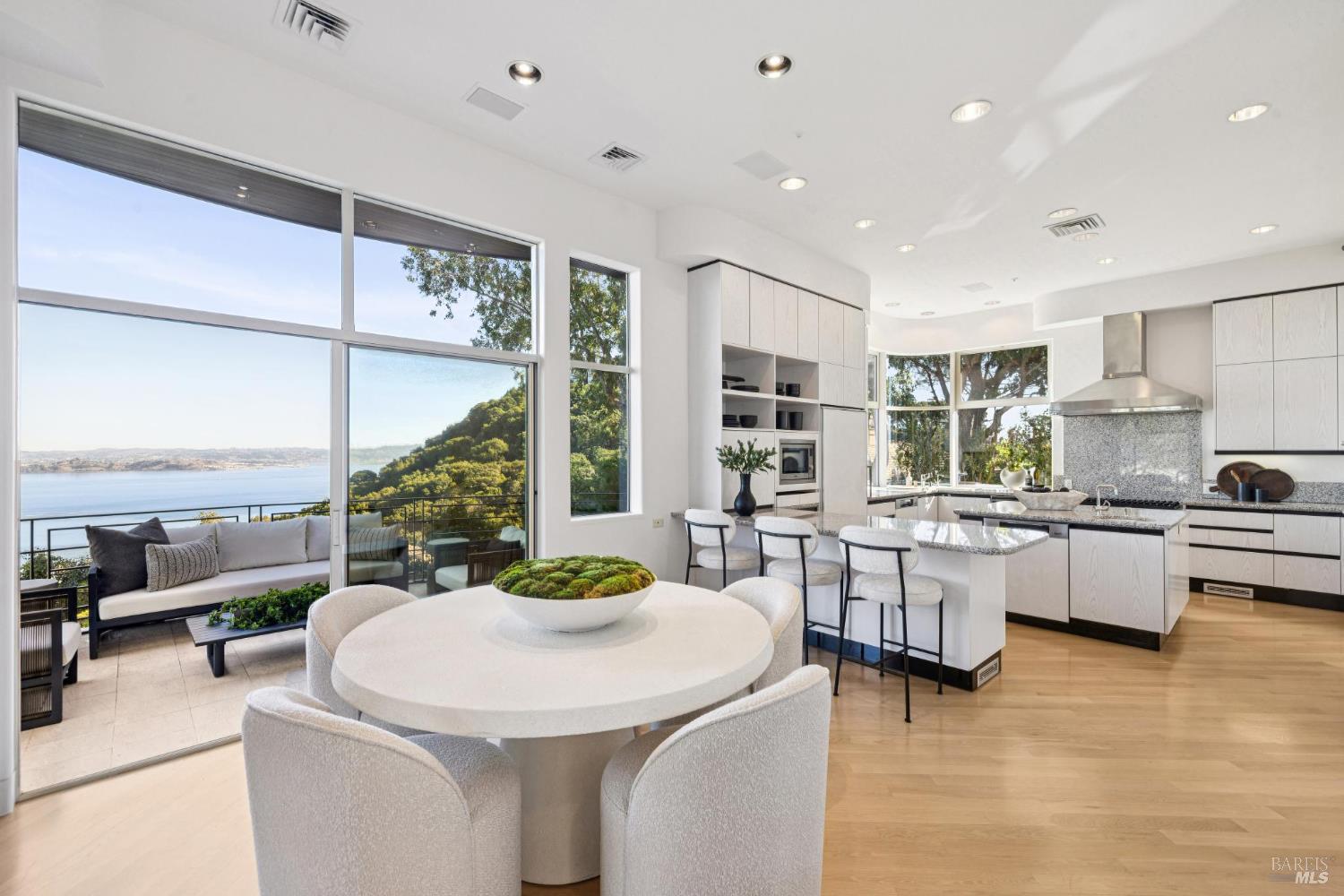 Detail Gallery Image 12 of 49 For 147 Gilmartin Dr, Tiburon,  CA 94920 - 4 Beds | 4/2 Baths