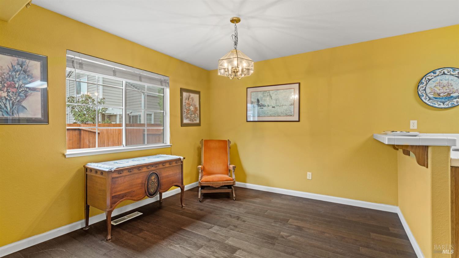 Detail Gallery Image 10 of 32 For 813 Chardonnay Cir, Petaluma,  CA 94954 - 3 Beds | 2/1 Baths