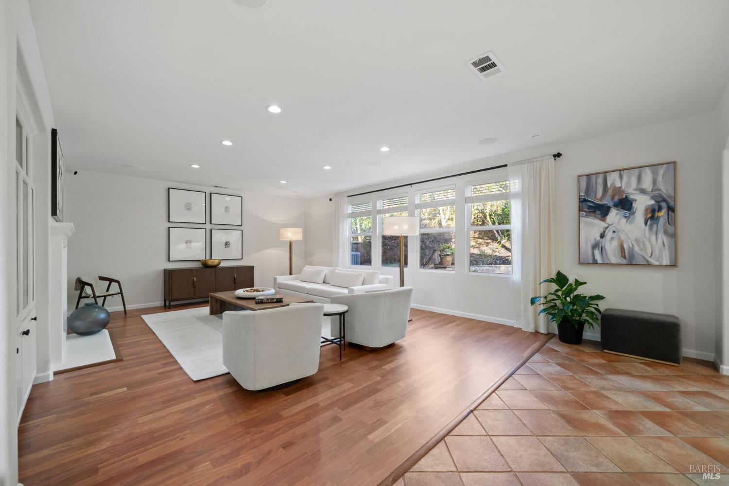 Detail Gallery Image 24 of 69 For 46 Waterbury Ln, Novato,  CA 94949 - 4 Beds | 2/1 Baths