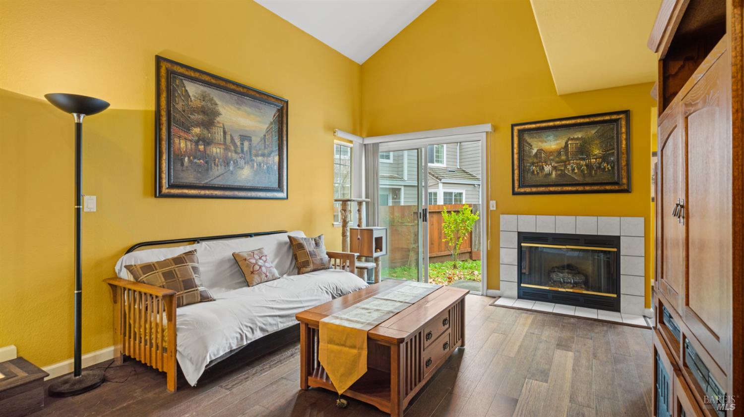 Detail Gallery Image 7 of 32 For 813 Chardonnay Cir, Petaluma,  CA 94954 - 3 Beds | 2/1 Baths