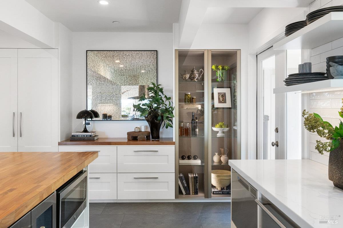 Detail Gallery Image 11 of 50 For 1 Tara View Rd, Tiburon,  CA 94920 - 8 Beds | 4/1 Baths