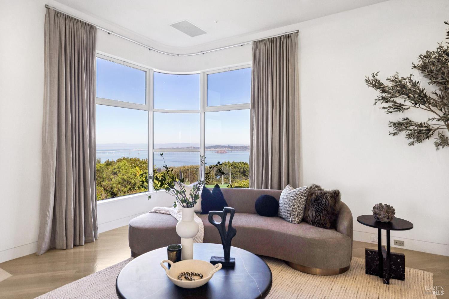 Detail Gallery Image 10 of 49 For 147 Gilmartin Dr, Tiburon,  CA 94920 - 4 Beds | 4/2 Baths