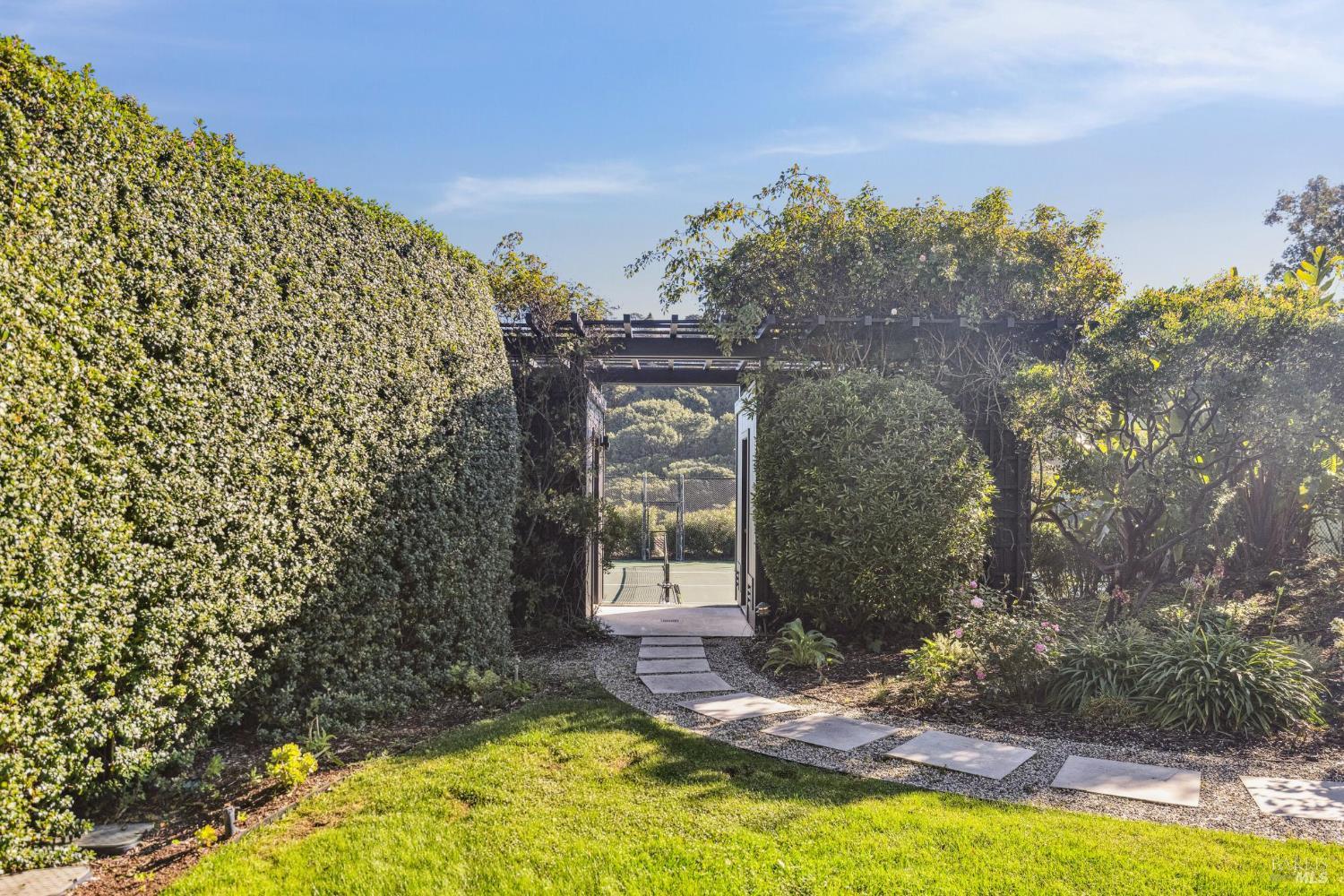 Detail Gallery Image 27 of 49 For 147 Gilmartin Dr, Tiburon,  CA 94920 - 4 Beds | 4/2 Baths