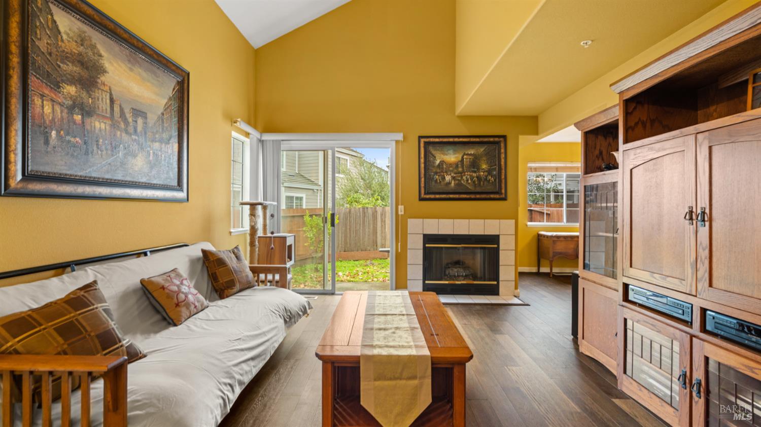 Detail Gallery Image 6 of 32 For 813 Chardonnay Cir, Petaluma,  CA 94954 - 3 Beds | 2/1 Baths