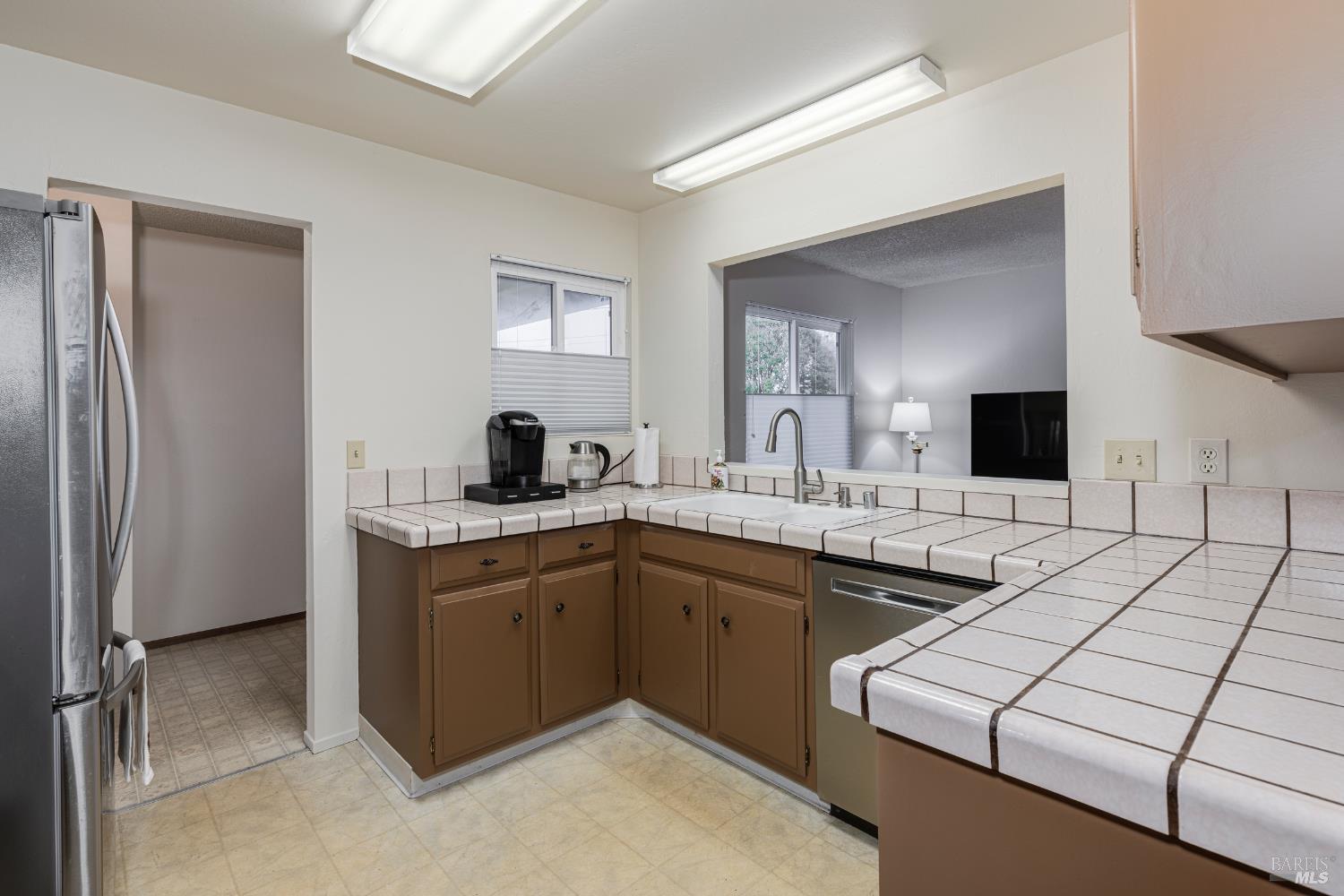 Detail Gallery Image 8 of 41 For 533 Albert Way, Petaluma,  CA 94954 - 4 Beds | 3 Baths