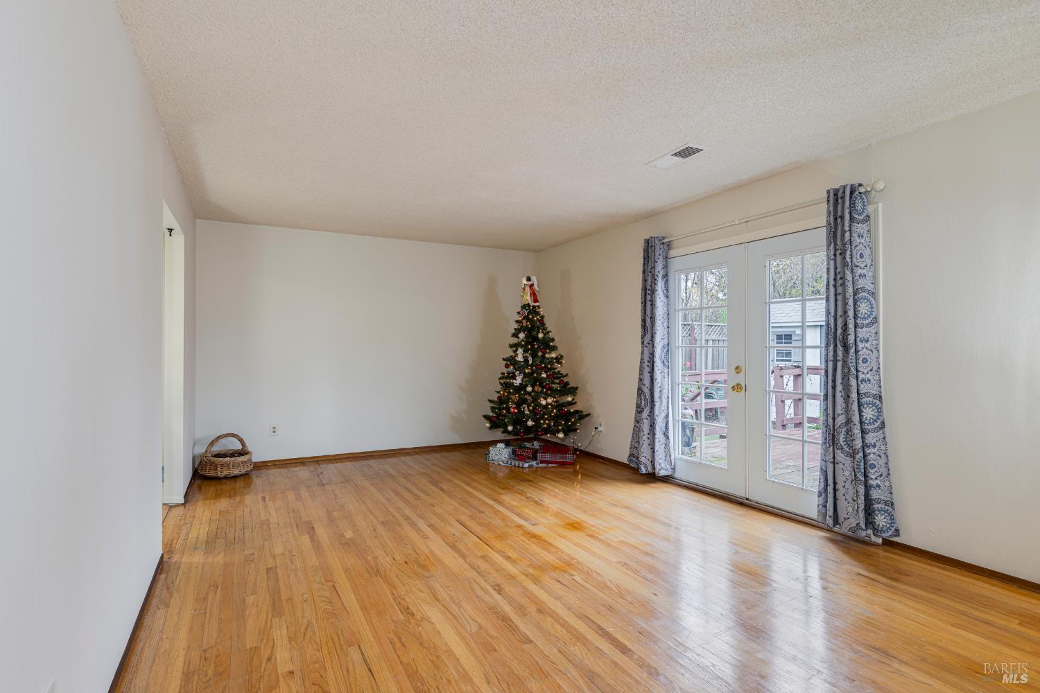 Detail Gallery Image 10 of 41 For 533 Albert Way, Petaluma,  CA 94954 - 4 Beds | 3 Baths