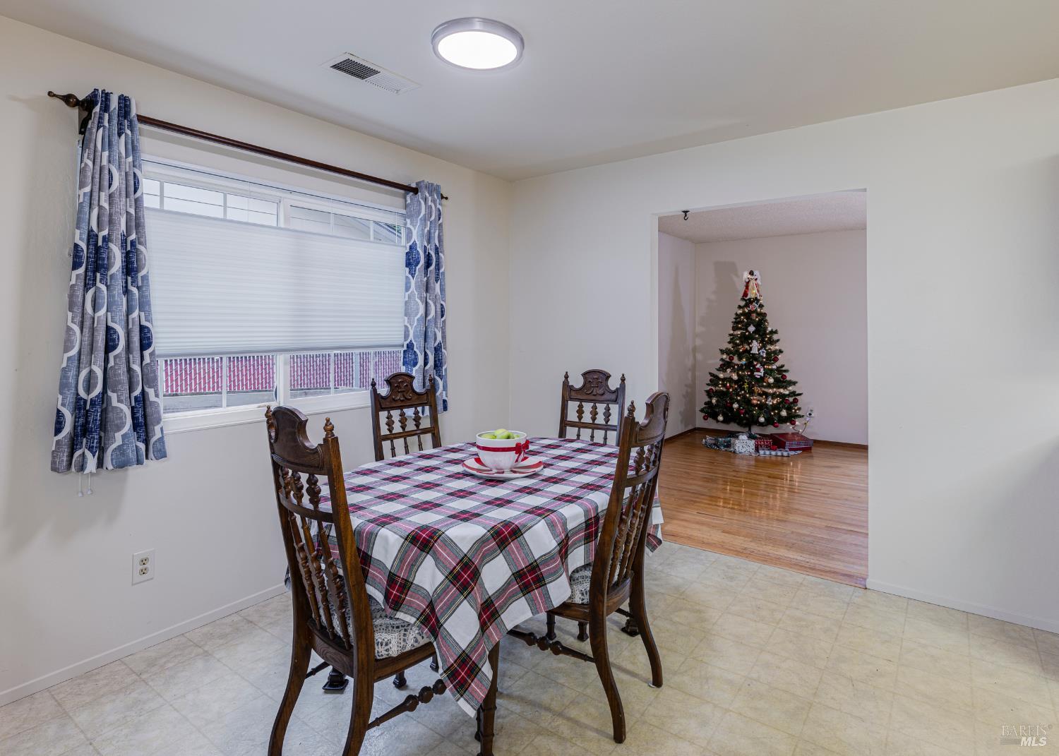 Detail Gallery Image 4 of 41 For 533 Albert Way, Petaluma,  CA 94954 - 4 Beds | 3 Baths