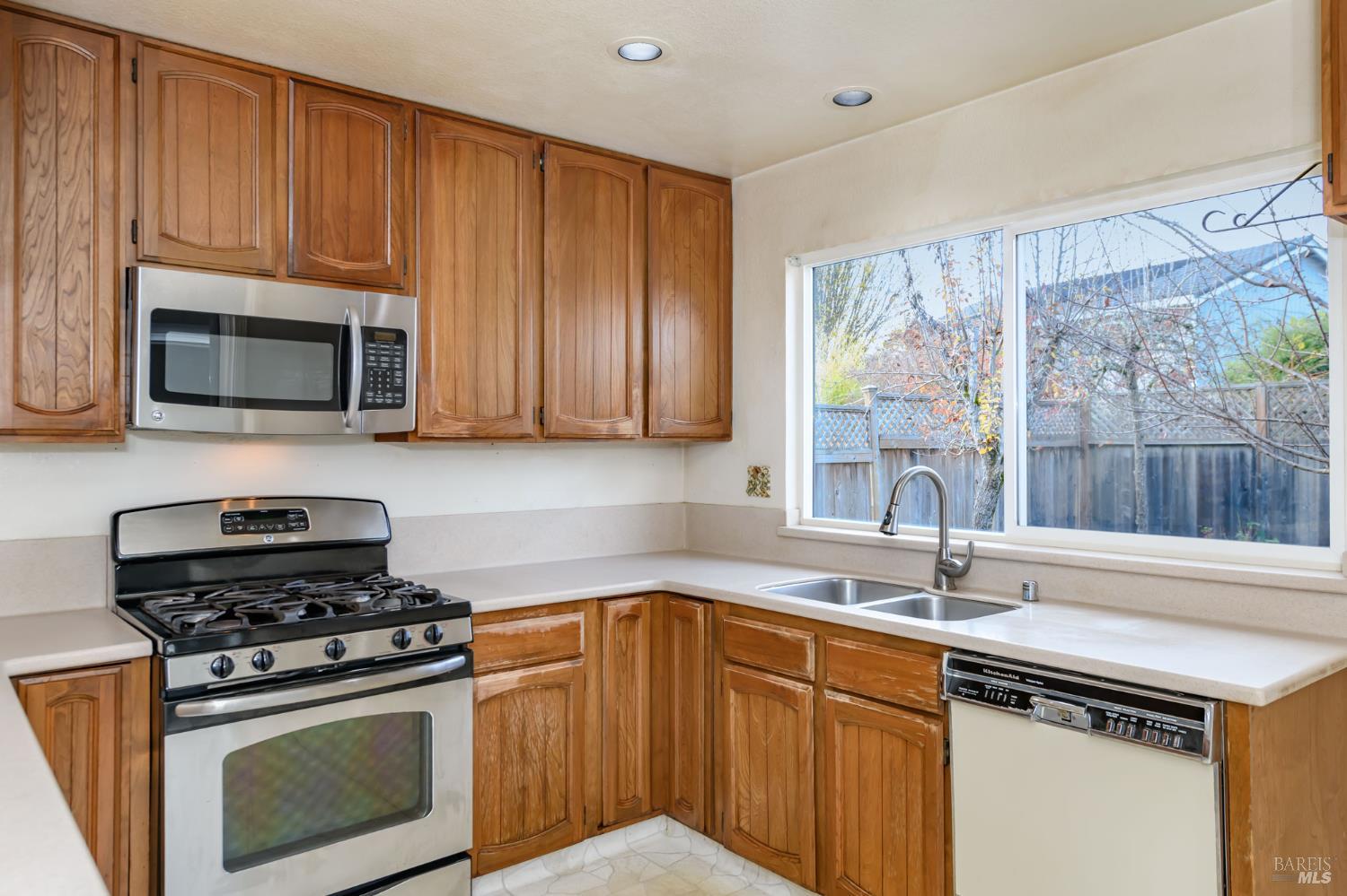 Detail Gallery Image 15 of 32 For 1068 San Francisco Way, Rohnert Park,  CA 94928 - 4 Beds | 2 Baths