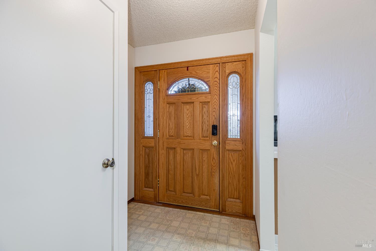 Detail Gallery Image 2 of 41 For 533 Albert Way, Petaluma,  CA 94954 - 4 Beds | 3 Baths