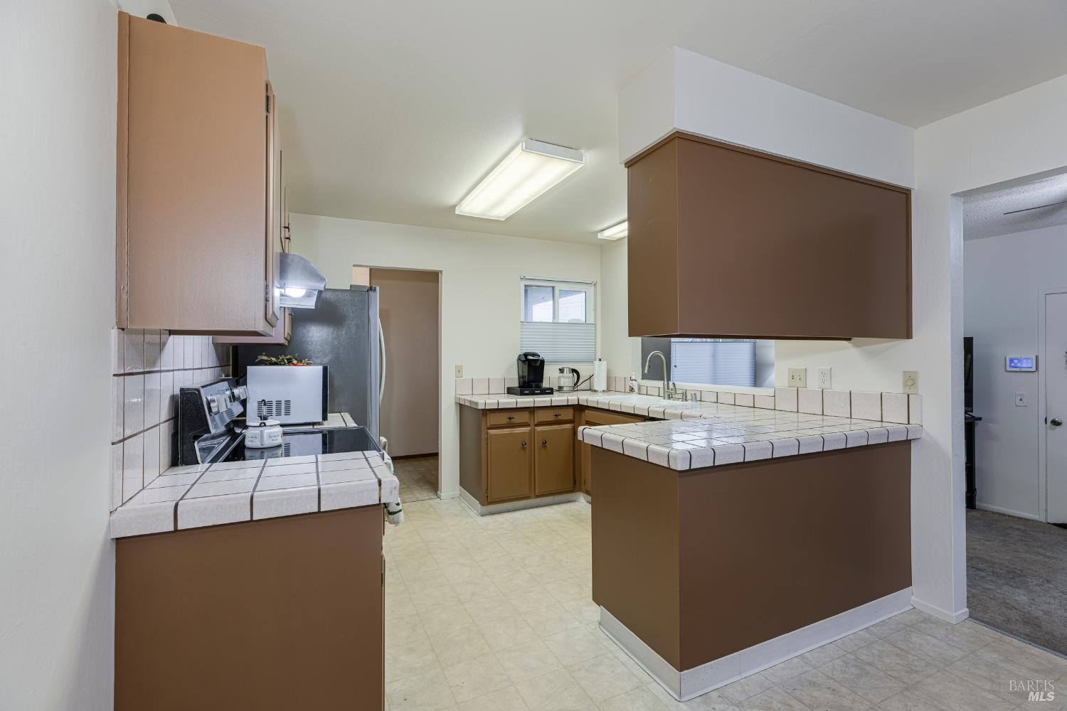 Detail Gallery Image 7 of 41 For 533 Albert Way, Petaluma,  CA 94954 - 4 Beds | 3 Baths