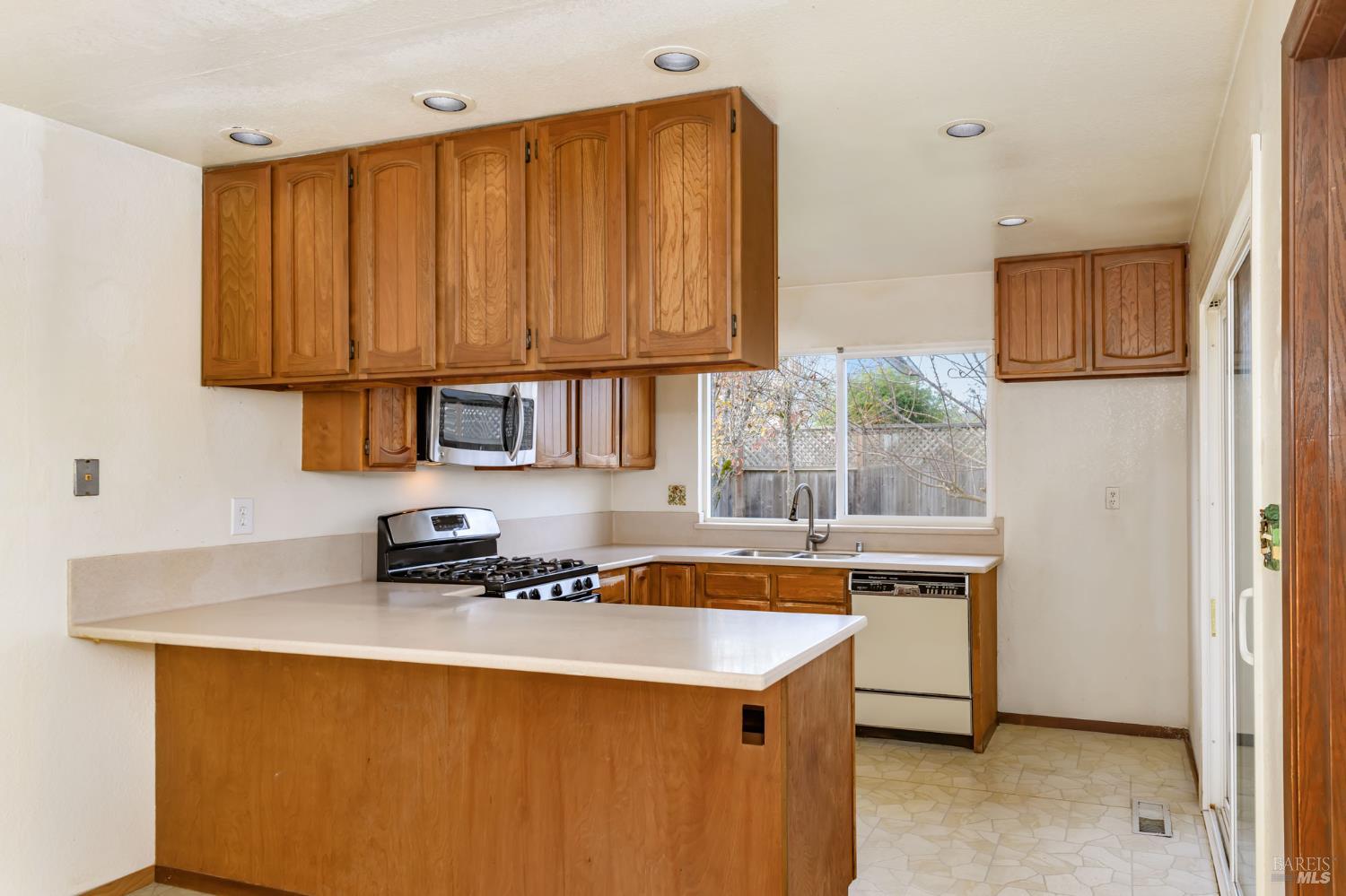 Detail Gallery Image 14 of 32 For 1068 San Francisco Way, Rohnert Park,  CA 94928 - 4 Beds | 2 Baths