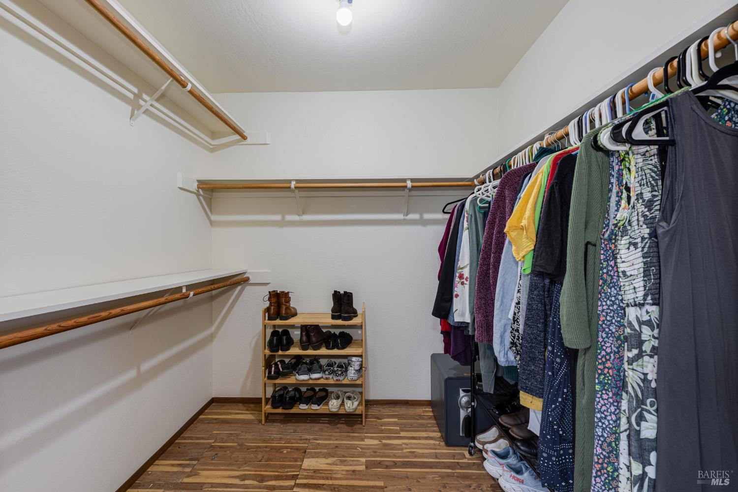 Detail Gallery Image 15 of 41 For 533 Albert Way, Petaluma,  CA 94954 - 4 Beds | 3 Baths