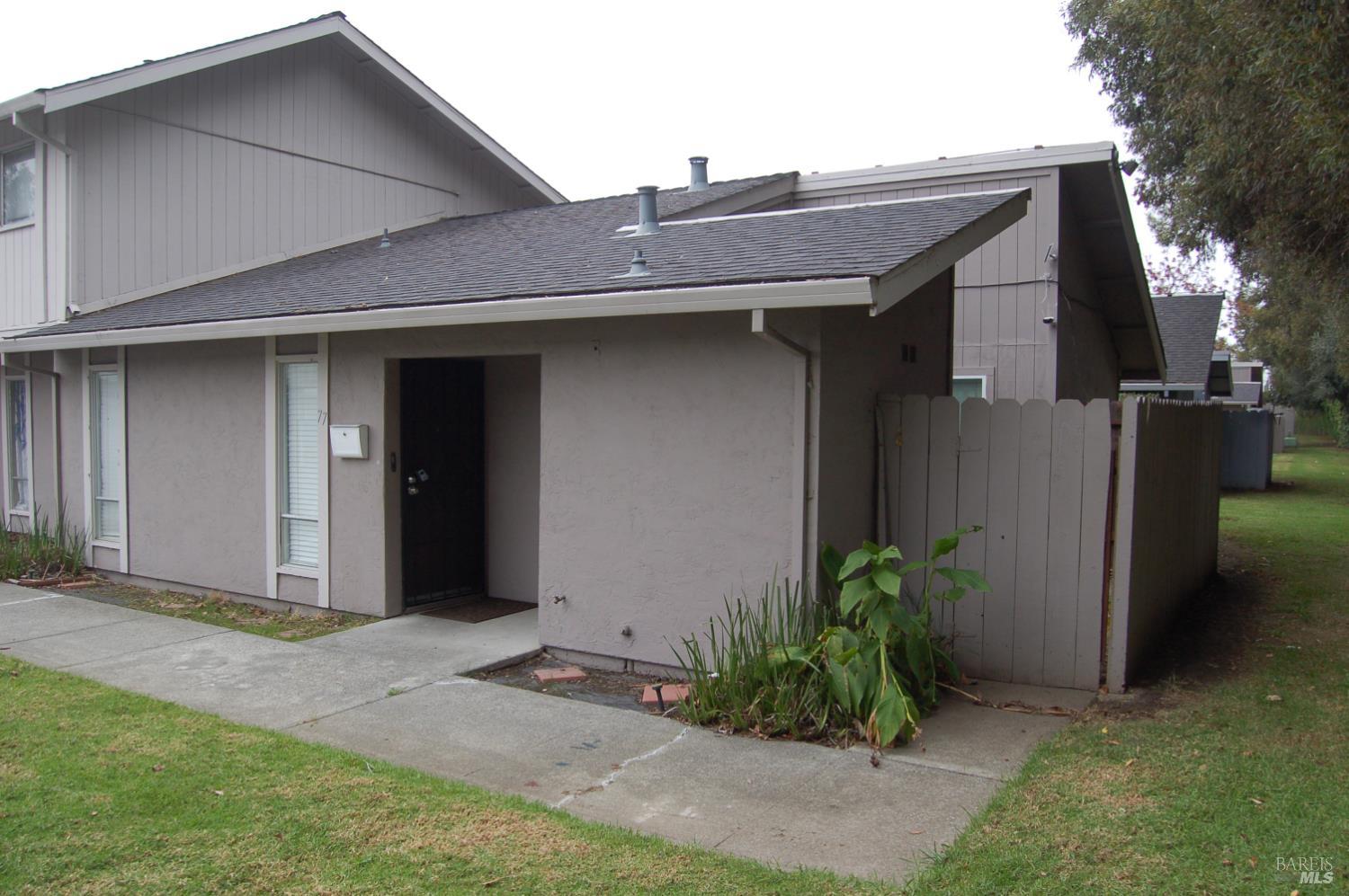 Detail Gallery Image 2 of 13 For 77 El Toro Ct, Fairfield,  CA 94533 - 2 Beds | 1 Baths