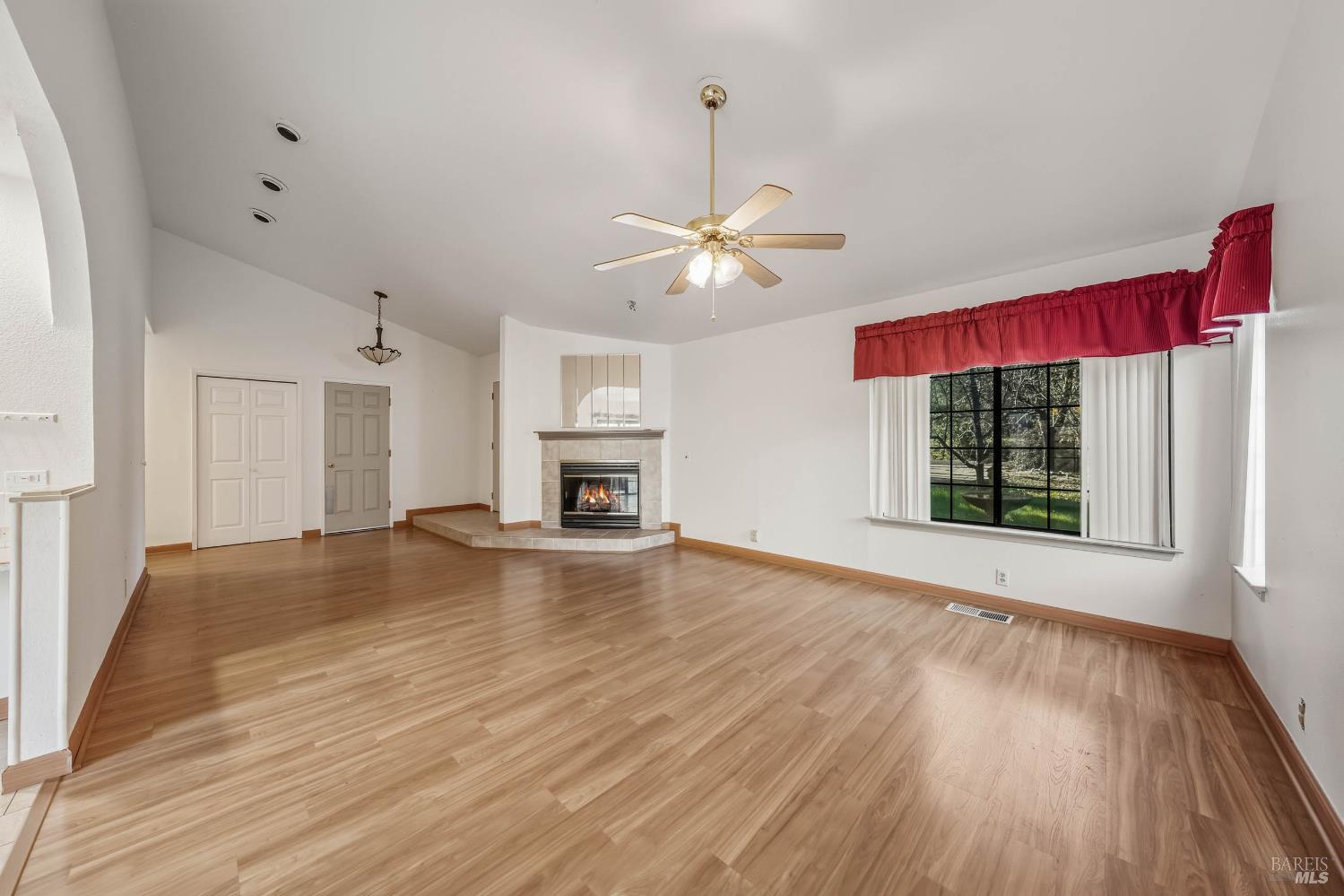 Detail Gallery Image 11 of 65 For 17730 Pomo Trl, Clearlake Oaks,  CA 95423 - 3 Beds | 3 Baths