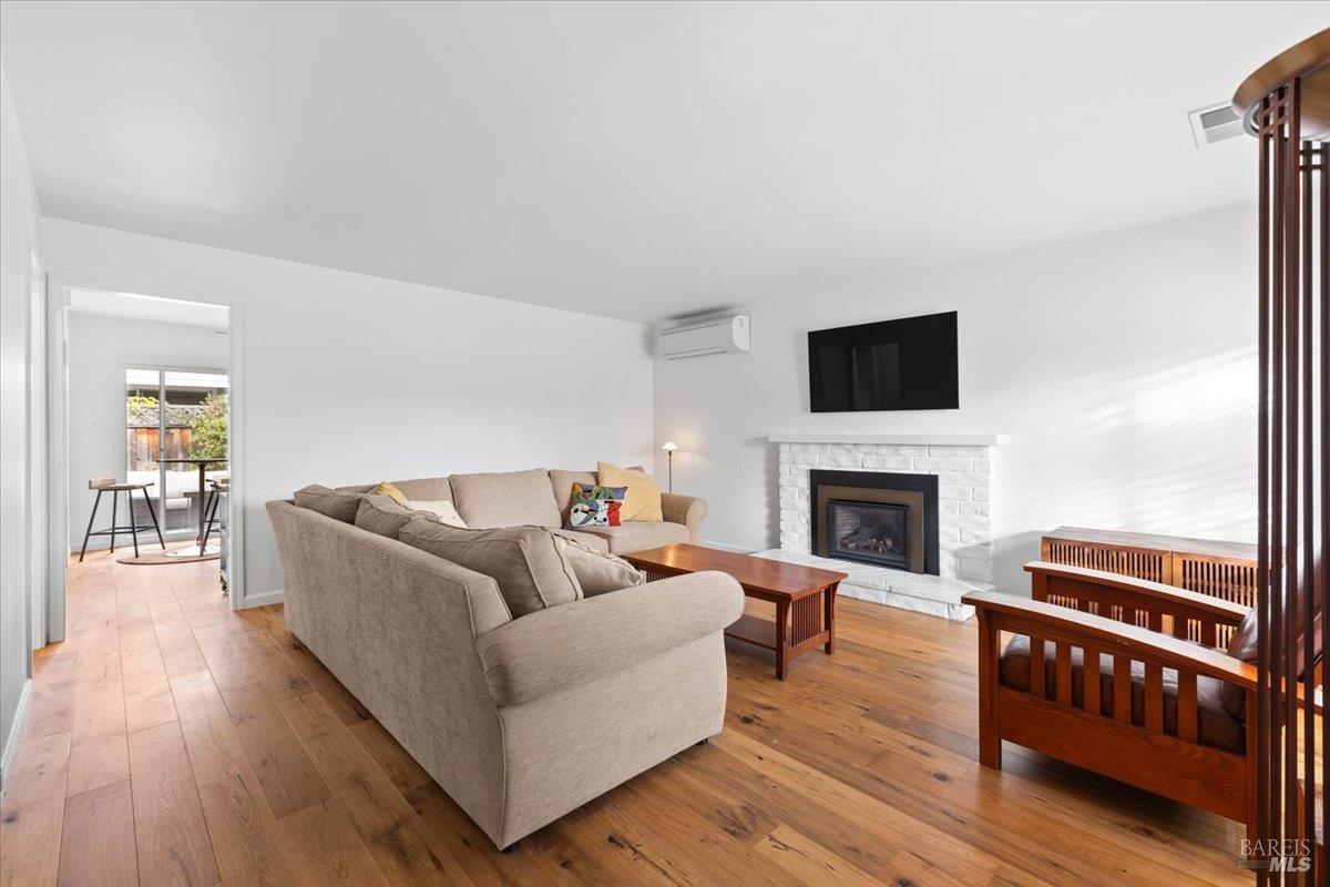 Detail Gallery Image 4 of 25 For 1421 Oak Cir, Healdsburg,  CA 95448 - 2 Beds | 1 Baths