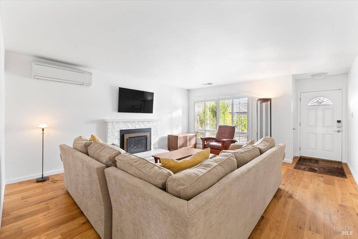 Detail Gallery Image 5 of 25 For 1421 Oak Cir, Healdsburg,  CA 95448 - 2 Beds | 1 Baths