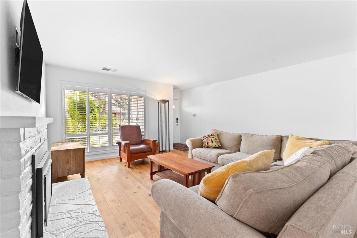 Detail Gallery Image 6 of 25 For 1421 Oak Cir, Healdsburg,  CA 95448 - 2 Beds | 1 Baths