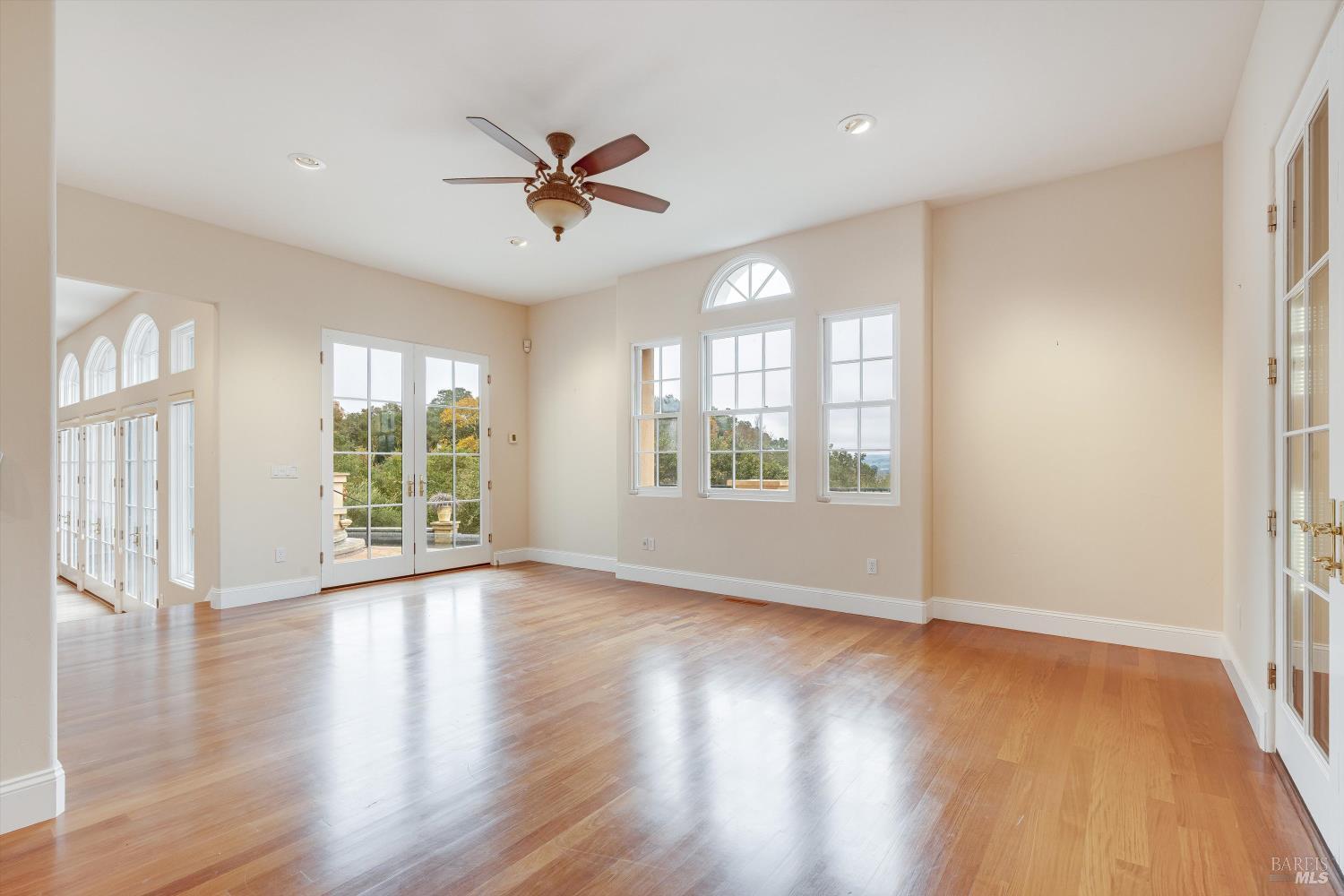 Detail Gallery Image 18 of 74 For 405 London Way, Sonoma,  CA 95476 - 5 Beds | 5/1 Baths