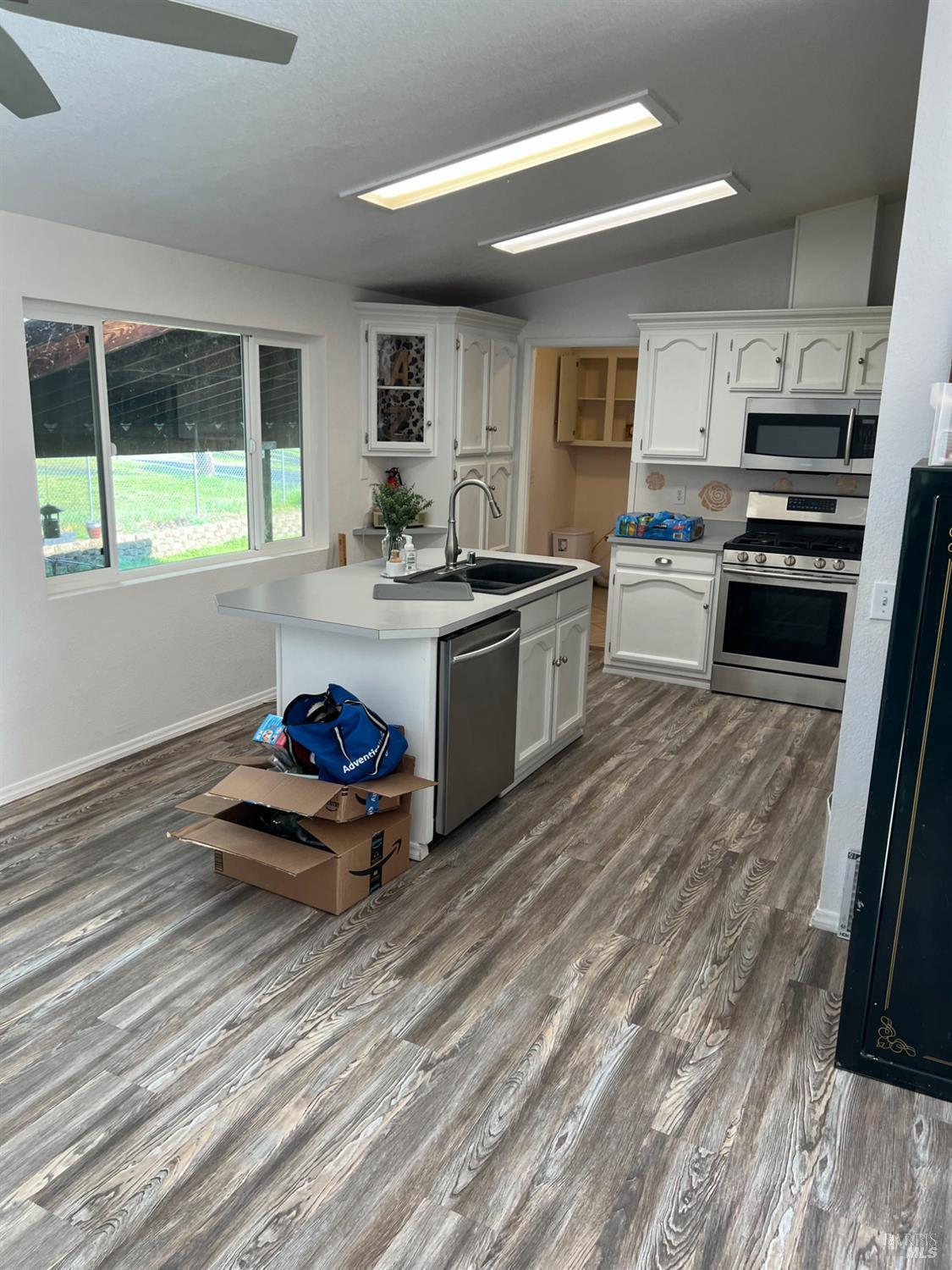 Detail Gallery Image 9 of 17 For 430 Lake Mendocino Dr, Ukiah,  CA 95482 - 3 Beds | 2 Baths