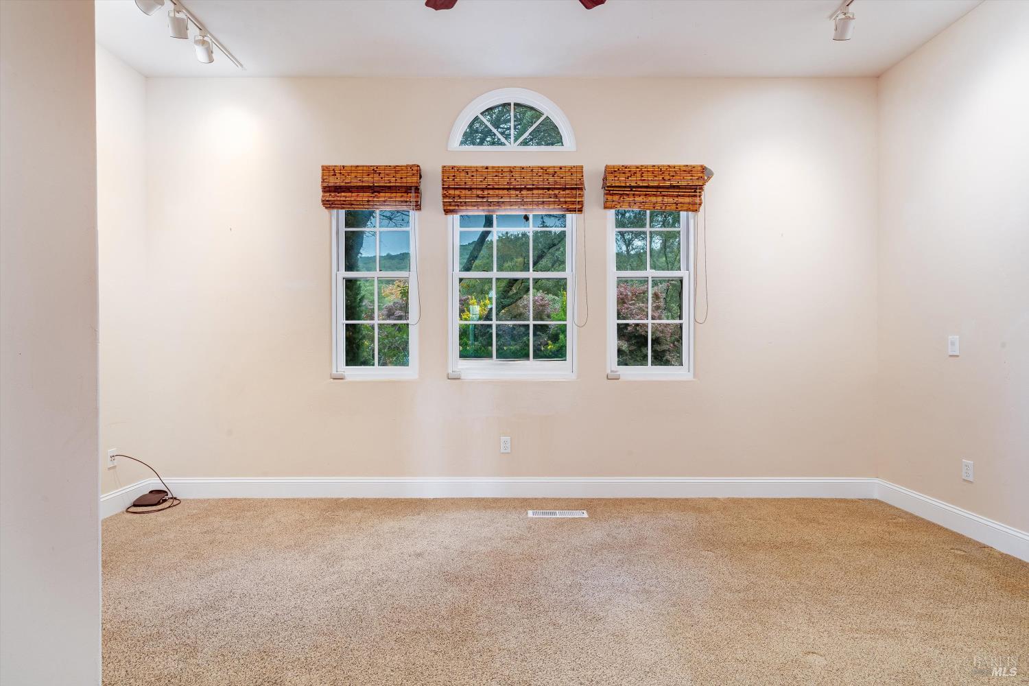 Detail Gallery Image 11 of 74 For 405 London Way, Sonoma,  CA 95476 - 5 Beds | 5/1 Baths