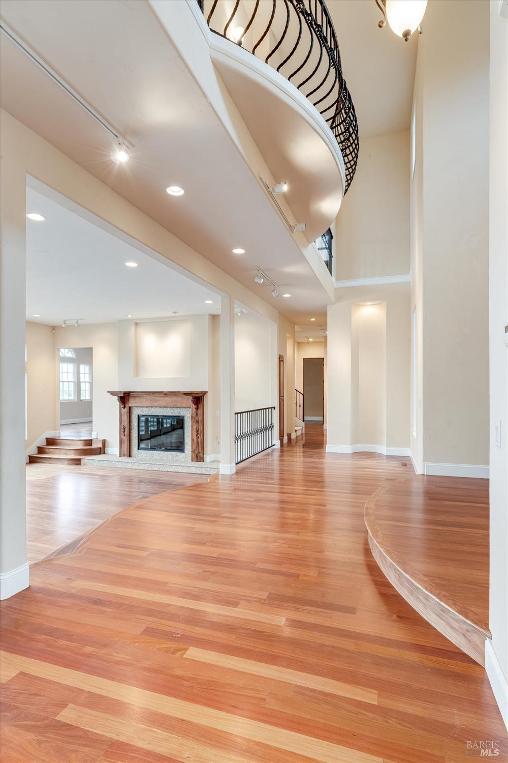 Detail Gallery Image 8 of 74 For 405 London Way, Sonoma,  CA 95476 - 5 Beds | 5/1 Baths