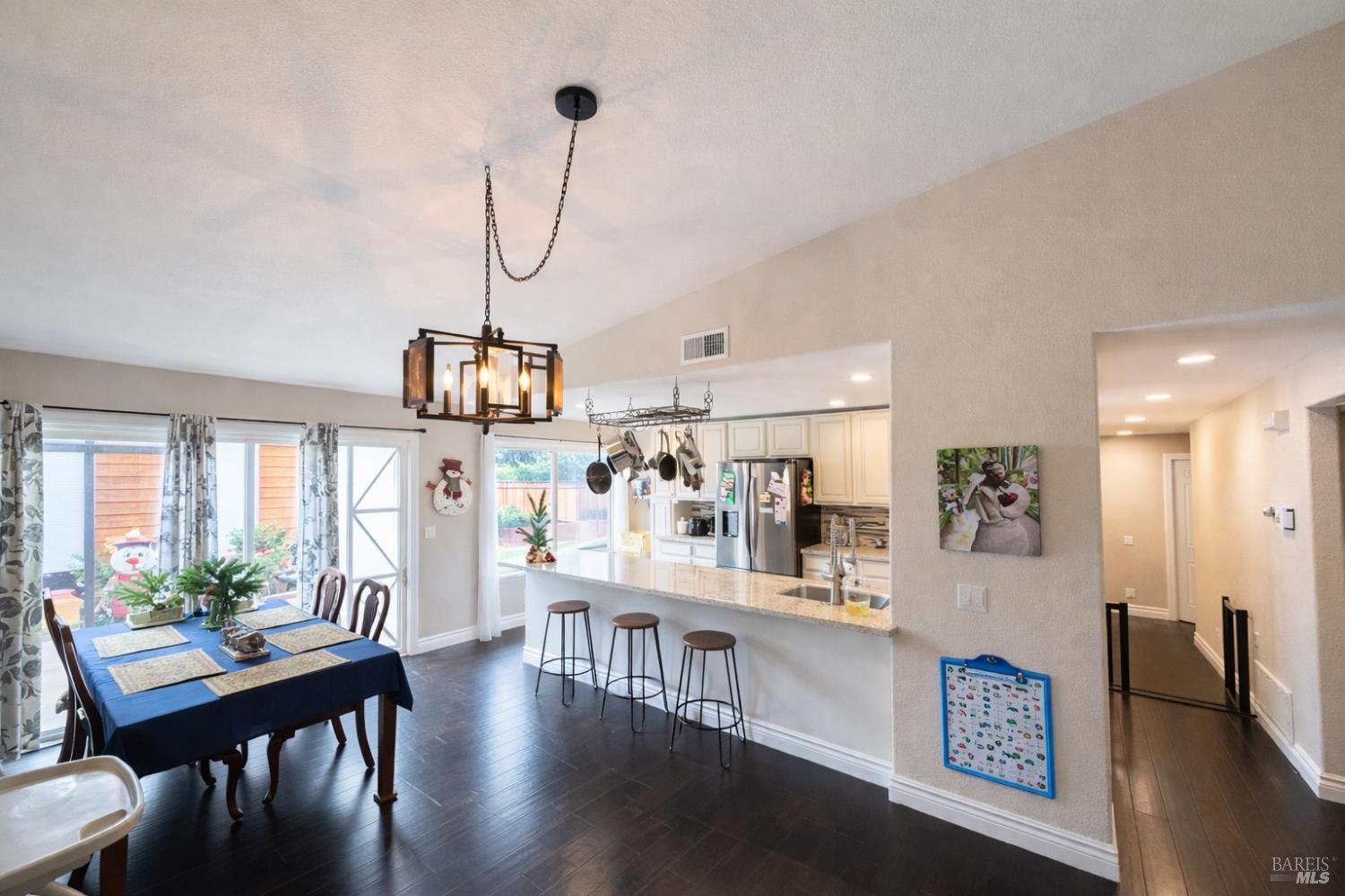 Detail Gallery Image 4 of 26 For 1019 Whistler Dr, Suisun City,  CA 94585 - 3 Beds | 2 Baths