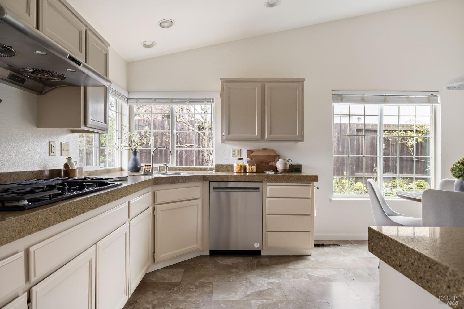 Detail Gallery Image 9 of 28 For 8814 Clothier Ln, Cotati,  CA 94931 - 3 Beds | 2 Baths