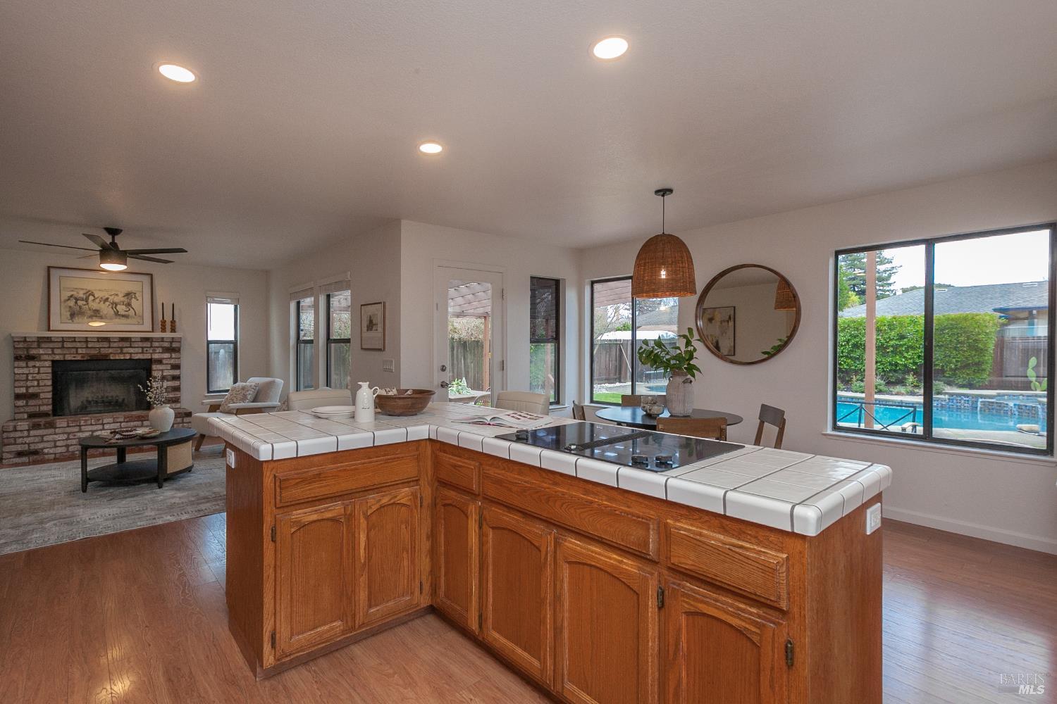 Detail Gallery Image 12 of 41 For 1869 Amy Ave, Santa Rosa,  CA 95401 - 3 Beds | 2/1 Baths