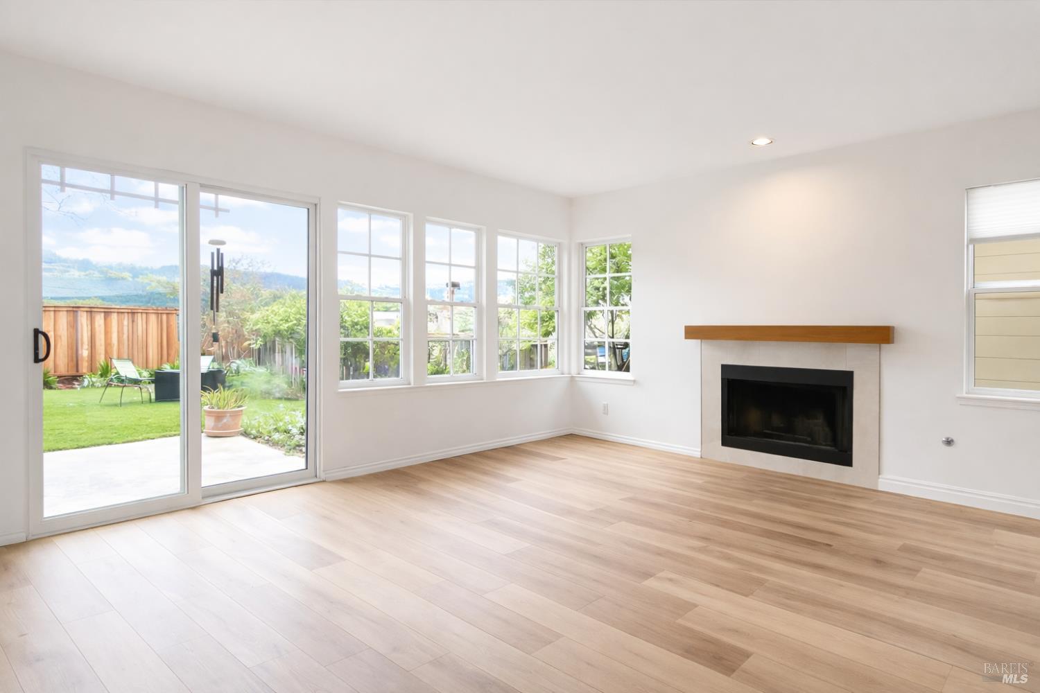 Detail Gallery Image 4 of 25 For 56 Waterside Cir, San Rafael,  CA 94903 - 4 Beds | 3/1 Baths