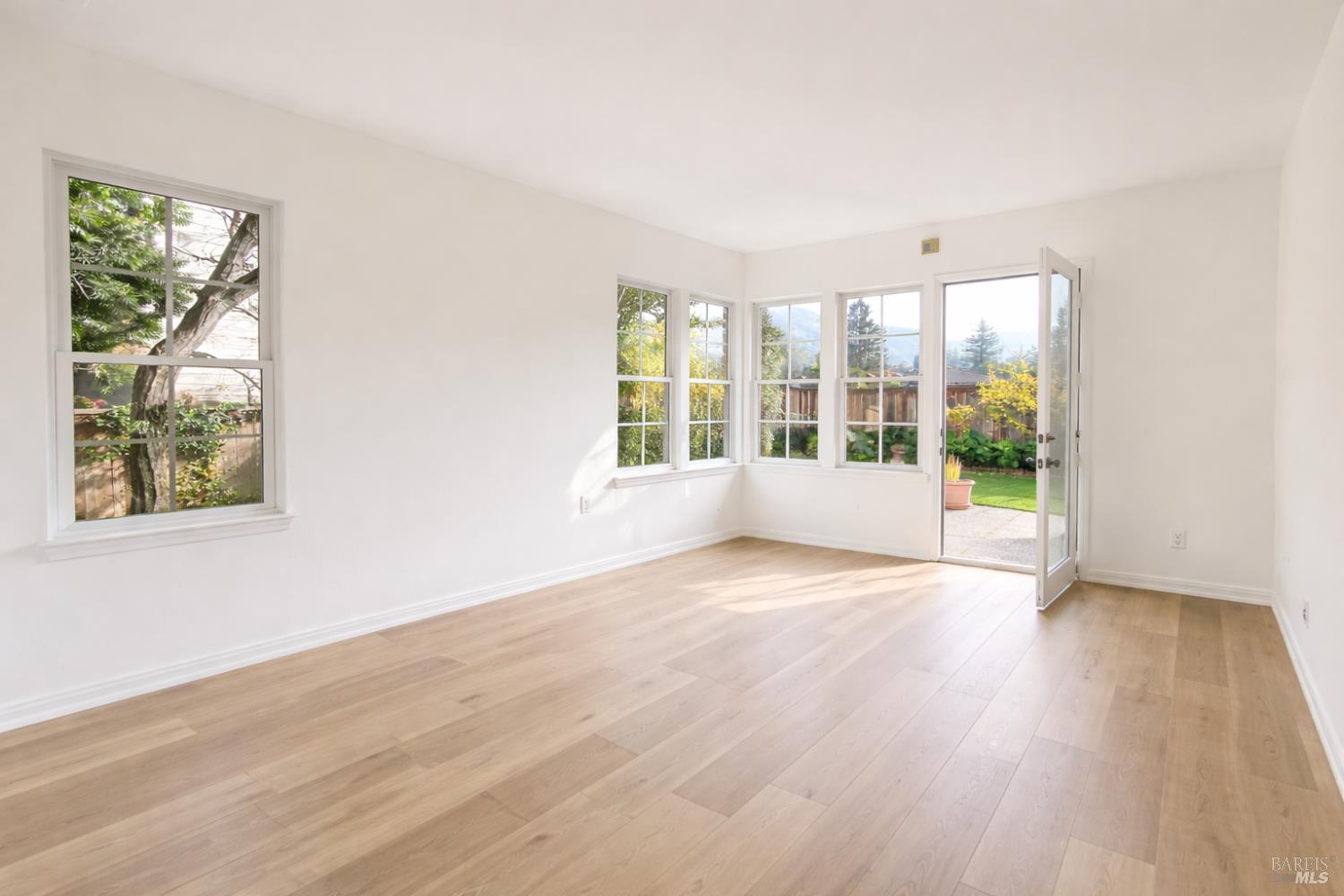 Detail Gallery Image 6 of 25 For 56 Waterside Cir, San Rafael,  CA 94903 - 4 Beds | 3/1 Baths