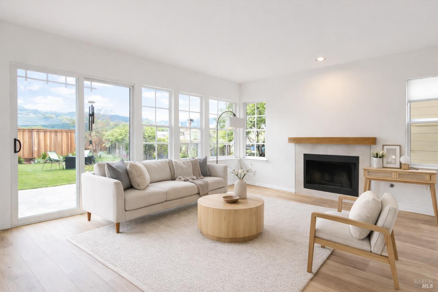 Detail Gallery Image 3 of 25 For 56 Waterside Cir, San Rafael,  CA 94903 - 4 Beds | 3/1 Baths