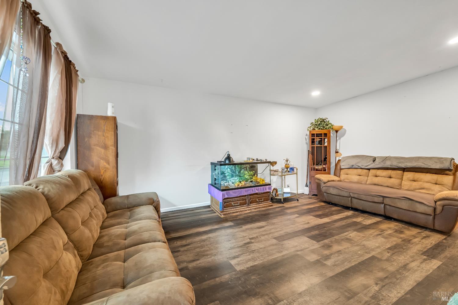 Detail Gallery Image 6 of 18 For 445 Springvalley Dr, Vacaville,  CA 95687 - 3 Beds | 2 Baths