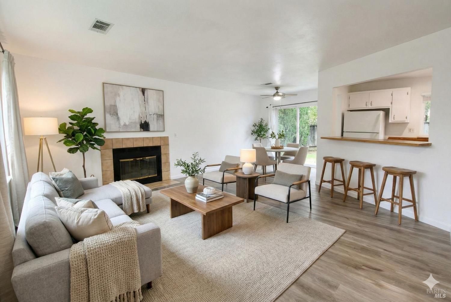 Detail Gallery Image 3 of 15 For 550 W Creekside Cir, Dixon,  CA 95620 - 2 Beds | 1/1 Baths