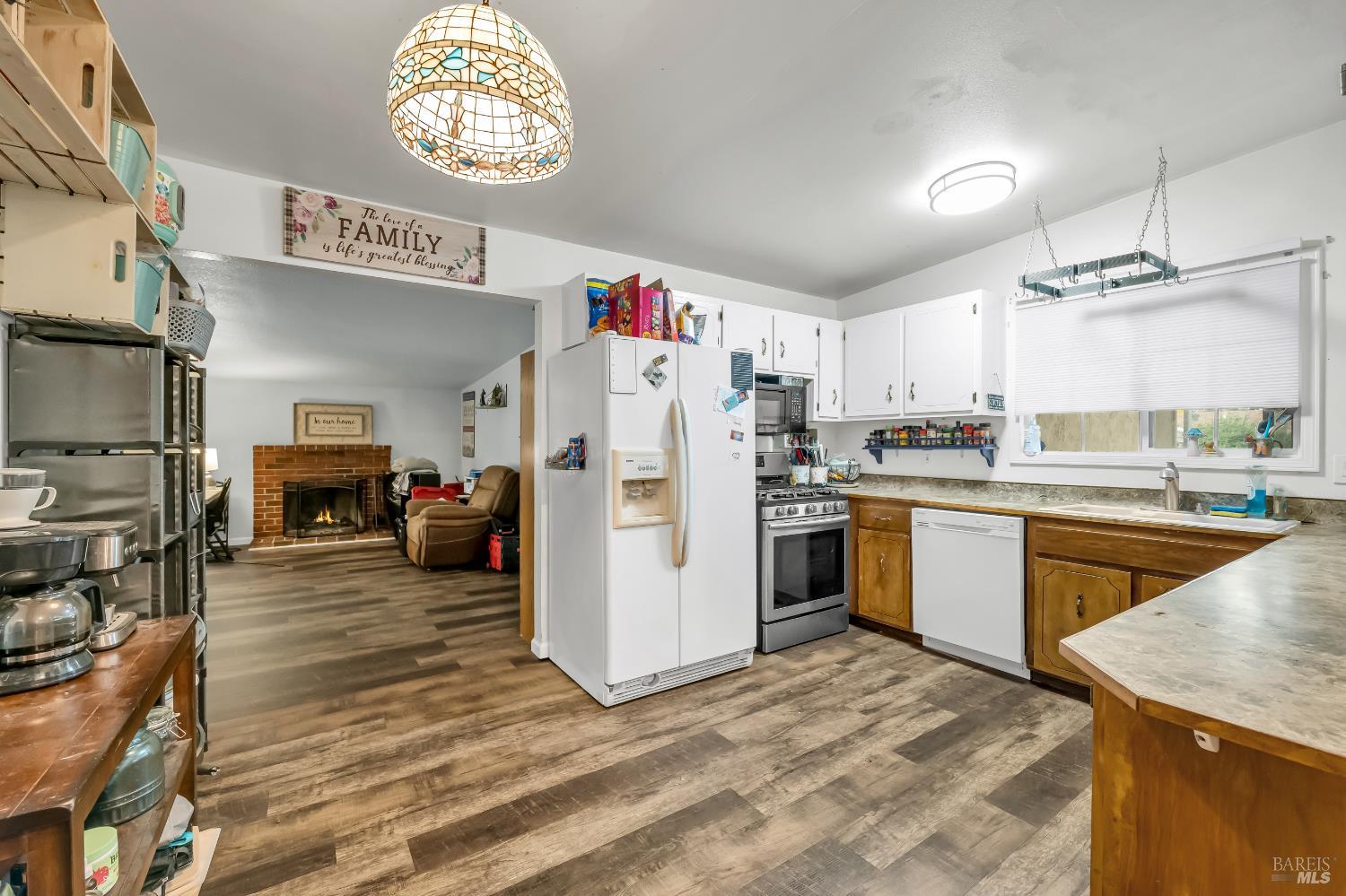 Detail Gallery Image 8 of 18 For 445 Springvalley Dr, Vacaville,  CA 95687 - 3 Beds | 2 Baths