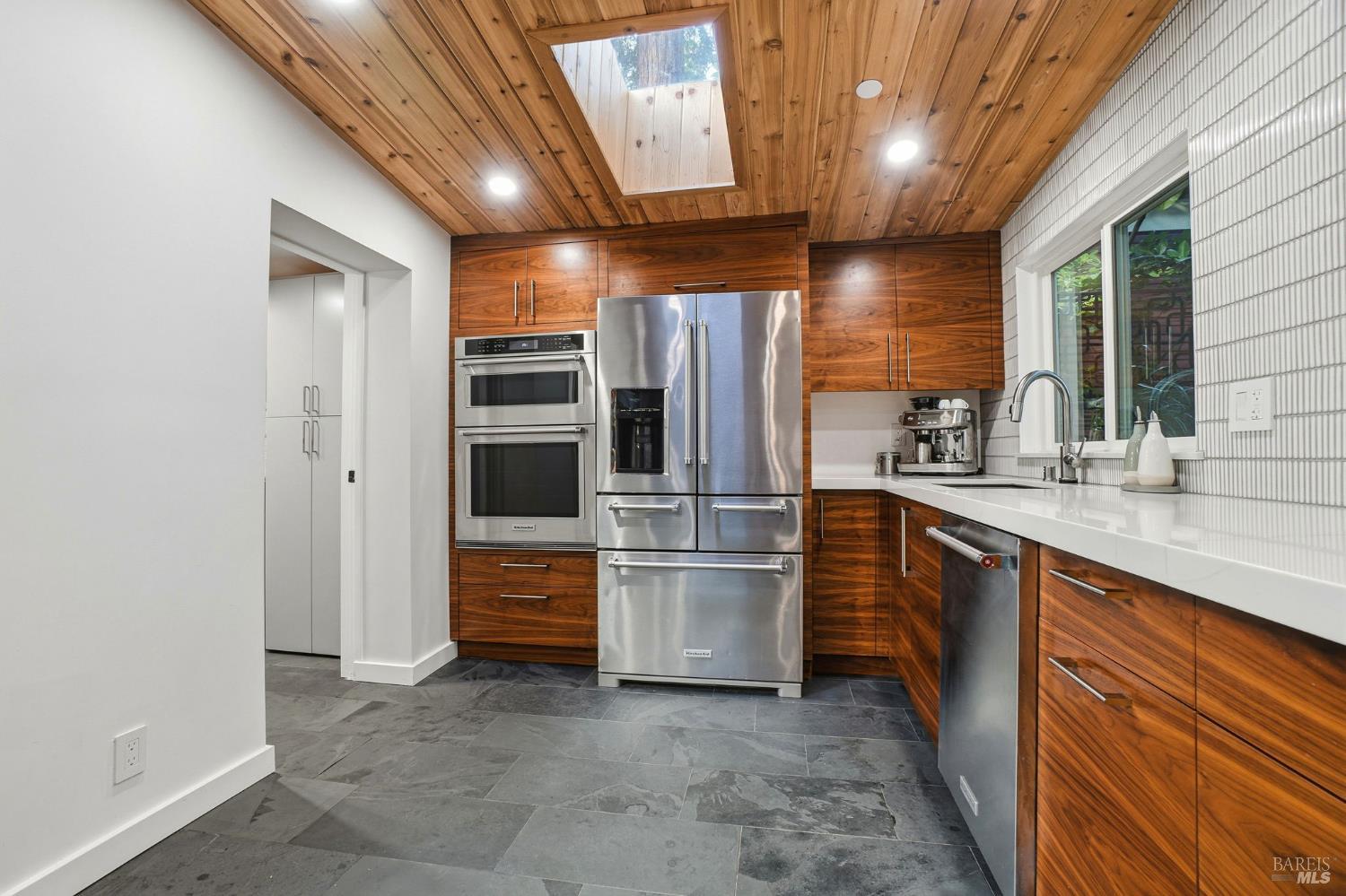 Detail Gallery Image 10 of 56 For 221 D St, San Rafael,  CA 94901 - 3 Beds | 2 Baths